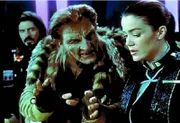 Der geheimnisvolle Zathras (Tim Choate, M.) erklärt Commander Ivanova (Claudia Christian, r.), was getan werden muss, um Babylon 4 in die Vergangenheit zurückzutransportieren. Auch Ranger Marcus (Jason Carter, l.) hört gespannt zu.