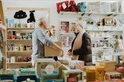 Das Fachpersonal im Spielzeugwarenladen versucht in der sechsten Folge der Sketchcomedy „Kroymann“, bei Suche nach einem passenden Weihnachtsgeschenk zu helfen. (v.l.n.r.: Heiner Hardt, Lilli Fichtner, Maren Koymann)