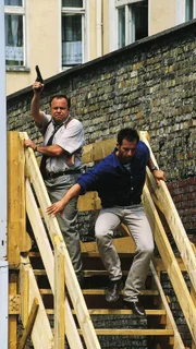 Kriminalhauptkommissar Kehler (Wolfgang Bathke, l.) und Kriminalkommissar Eschenbach (Matthias Bullach) verfolgen einen Flüchtigen, der des Mordes verdächtigt wird.