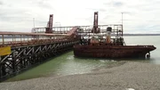 Der ehemalige Hafen von Rio Gallegos ist ein Symbol des industriellen Untergangs einer ganzen Region. Früher war der süd-patagonische Ort ein wichtiger Dreh- und Angelpunkt für den Weitertransport von Kohle aus den Minen der Region. Der ehemalige Hafen von Rio Gallegos ist ein Symbol des industriellen Untergangs einer ganzen Region. Früher war der süd-patagonische Ort ein wichtiger Dreh- und Angelpunkt für den Weitertransport von Kohle aus den Minen der Region.