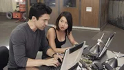 Adam (Ian Anthony Dale, l.) schickt Jessie (Christine Ko, r.) in eine gefährliche Situation, was desaströse Konsequenzen hat ...