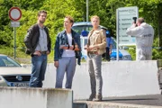 ARD/HEITER BIS TÖDLICH - AKTE EX II. Staffel (8 neue Folgen), Folge 9 "Treu bis ins Grab". Lukas Hundt (Oliver Franck l. und Kristina Katzer (Isabell Gerschke, r.) tappen im Dunkeln. Auf den Treuetester Florian Berger (Max Woelky, M.) wurde ein zweites Mal geschossen, die Tatverdächtigen haben ein Alibi.