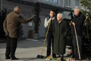 Alois behauptet, dass Theres geschrumpft sei. Von links: Alois Preissinger (Erich Hallhuber sen.), Florian (Tommy Schwimmer), Theresa (Ursula Erber) und Joseph Brunner (Wilhelm Manske).