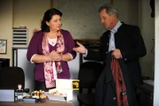 Monika kann es nicht glauben, dass ihr Chef ihr einen Kuchen mitgebracht hat. Von links: Monika Vogl (Christine Reimer) und Bürgermeister Schattenhofer (Werner Rom).