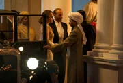 Dorothy Wick (l., Keeley Hawes) und Alexander Wilson (r., Iain Glen).