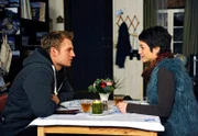ARD ROTE ROSEN FOLGE 1458, am Mittwoch um 14:10 Uhr im ERSTEN. Robin (Niklas Osterloh, l.) ist voller Hoffnung, dass er sich mit seiner Familie aussöhnen kann und feiert dieses Glücksgefühl mit Ariane (Alexandra Horn. r.).