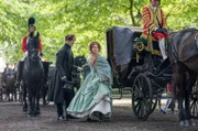mittig im Bild: Prinz Albert (Tom Hughes, l.) und Königin Victoria (Jenna Coleman)