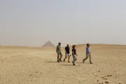 Dahshur, Ägypten - (Von links nach rechts) Malcolm Williamson, Steve Burrows, Caitlin Stevens und Dallas Campbell im Gespräch über den Pyramidenbau in Dashur.