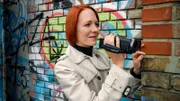 Frau Pichler (Stefanie Dvorak).