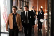 Jack (Anthony LaPaglia, r.) versucht herauszufinden, ob Alan Davis (Jason Priestley, l.) etwas mit dem Verschwinden der jungen Hilfs-Staatsanwältin Jennifer Nichols zu tun hat ...