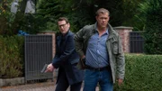 Lars (Ingo Naujoks, l.) und Finn (Sven Martinek, r.) bewegen sich auf die Villa des Mordopfers zu.