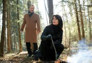 ARD STURM DER LIEBE FOLGE 1296, Barbara (Nicola Tiggeler, r., mit Robison Reichel) vernichtet im Wald das belastende Material, das Götz gegen sie gesammelt hatte.