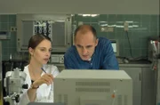 Dr. Leilah Berg (Julia Jäger, l.) erklärt Dr. Robert Kolmaar (Ulrich Mühe, r.), was ihre toxikologischen Untersuchungen an der Leiche von Nina Tavor ergeben haben.