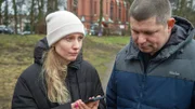Olga und Serge sind enttäuscht, dass ihr Schwangerschaftstest negativ ist. Für ein Kind werden weitere Kosten auf sie zukommen.