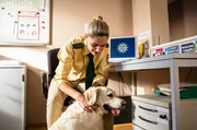 Christina Bayer (Mitsou Jung) ist sich unsicher - ist das der Hund, der den Mord an Rudolf Schneider bezeugen könnte?