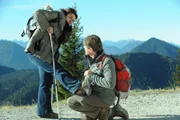 Bamberger sorgt sich um Moni, die beim Wandern einen Krampf bekommen hat. Von links: Monika Vogl (Christine Reimer) und Roland Bamberger (Horst Kummeth).