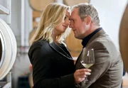 15 Uhr im Ersten. Nach einigen heftigen, beruflichen wie privaten Turbulenzen finden Thomas (Harald Krassnitzer, r.) und Claudia (Susanne Michel, l.) letztendlich doch wieder zueinander.