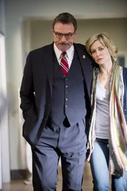 Frank (Tom Selleck, l.) macht sich große Sorgen um seinen Vater, dem nach einem Herzinfarkt ein schwerer Eingriff bevorsteht. Linda (Amy Carlson, r.) steht ihm zur Seite ...