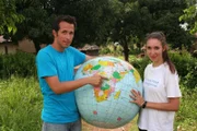 Reporter Willi Weitzel mit Franziska vom World Food Programme.