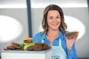 Wer umweltbewusst denkt und dennoch nicht auf Fleisch verzichten möchte, der kann in Zukunft einfach Würmer züchten. Mit einer Mehlwurm-Aufzuchtstation ist es möglich, Fleisch in der eigenen Küche  „anzubauen“. Anja Reschke wirft einen Blick in die Küche von morgen – bei „Wissen vor acht - Zukunft“.