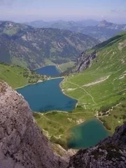 Der sogenannte "Drei-Seen-Blick". Von der Lachenspitze, die rund 1000 Meter über dem Vilsalpsee liegt, kann man über die Lache und den Traualpsee hinunter zum Vilsalpsee blicken.