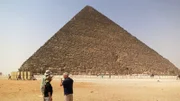 Caitlin Stevens, Malcolm Williamson und Steve Burrows an der großen Pyramide von Gizeh.