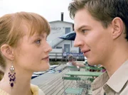 Als Jakob (Karsten Kühn) versucht Leonie (Janina Stopper) zu küssen, weißt sie ihn forsch zurück und lässt ihn einfach stehen.