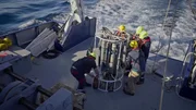 Ein Forschungsteam bereitet sich an Bord eines Schiffs darauf vor, eine Sonde ins offene Meer zu lassen – auf der Suche nach Antworten, wie der Ozean als Kohlenstoffspeicher funktioniert.