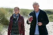 Hauptkommissar Theo Clüver (Robert Atzorn) und seine Kollegin Ina Behrendsen (Julia Brendler) überlegen, wie die skelettierte Leiche in die Dünen kam.