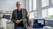 Peter Tappler misst mit einem Strahlenmessgerät die Strahlung im Raum.