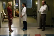 Während Maggie (Kelly McCreary, M.) und die anderen Ärzte um das Leben von Jessica und Aliyah kämpfen, haben die Eltern (Jenny Cooper, l. und Eric Lange, r.) von Jessica ganz andere Probleme ...