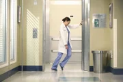 Um Keith zu retten, müssen alle mitanpacken - auch Neuling Dr. Shaw (Irene Keng) ...