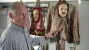 Wilhelm Götzenberger zeigt das Fosanegl-Kostüm.