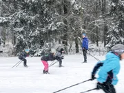 Natürlich nutzen da auch die jüngsten Skiläufer von Schellerhau die Loipen rund ums Dorf. Henry Weise ist seit 50 Jahren Übungsleiter für den Wintersport-Nachwuchs.
