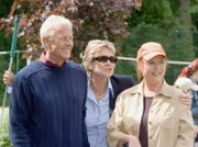 Gabriele Hauser (Micaela Kreißler, mi.) besucht Otto (Rolf Becker) in Leipzig. Otto ist in heller Aufregung und möchte von Charlotte (Ursula Karusseit, re.) wissen, ob sie zu ihm passt. Doch Charlotte mag Gabriele gar nicht und auf dem Minigolfplatz kommt es zu einer unterschwelligen Rivalität der beiden Frauen um Otto.