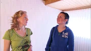 Bettina (li.) mit Tochter Pia (21) beim Hausrundgang