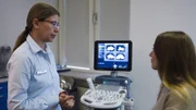 Auf dem Ultraschall sieht die Frauenärztin (l.) gute Voraussetzungen für Olgas (r.) Kinderwunschbehandlung.