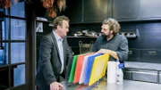 v.li.: Hanno Settele und Konstantin Filippou unterhalten sich in einer Küche.