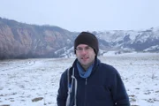 RUMÄNIEN - Gareth Dyke ist Doktorand und Paläontologe. Gareth spricht über die größten Pterosaurus-Knochen, die an einem Fundort in Transsilvanien gefunden wurden.