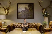 Michael Ostrowski in der Lobby des "Hotel Central"