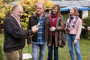 Werner (Uwe Ochsenknecht) und Gabi (Adelheid Kleineidam) haben mit Kasubke (Uwe Karpa, l.) und seiner Enkelin Luisa (Mavie Bogdanski, re.) etwas zu feiern.
