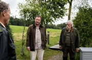 Was verheimlicht der Hotelbesitzer Gerhard Sonner (Stefan Wilkening, M.) und ist der Gärtner (Klaus Stiglmeierm r.) sein Komplize (mit Christian Tramitz, l.)?