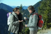 Bamberger kümmert sich rührend um die vom Wandern erschöpfte Moni. Von links: Monika Vogl (Christine Reimer) und Roland Bamberger (Horst Kummeth).