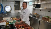 Jungköchin Steffi Gehrlein bereitet in der Küche das Special Fisch Dinner zu.