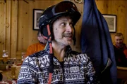Michael Ostrowski auf einer Skihütte.