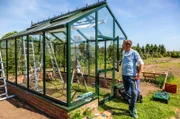 Peters Gewächshaus ist fertig und kann eingerichtet werden.