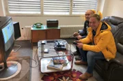 Tobias Kämmerer mit Stefan Pitsch (hinten) im Digital Retro Park.