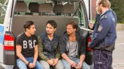 Stefan Vollmer (Hendrik Duryn, 3.v.l.) nimmt seine Schüler Mehmet (Zejhun Demirov, l.) und Jamil (Aram Arami) vor der Polizei in Schutz.