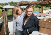 Anne (Gesine Cukrowski, links) steht der liebeskranken Sabine (Deborah Kaufmann) mit Rat und Tat zur Seite.