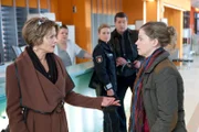 Die beiden Schwestern Konstanze (Karin Giegerich, l.) und Miriam (Yvonne Johna, r.) streiten vor Frauke (Manuela Wisbeck, 2.v.l.), Franzi (Rhea Harder, M.) und Hans (Bruno F. Apitz, 2.v.r.) um den Erbteil ihres verstorbenen Vaters.